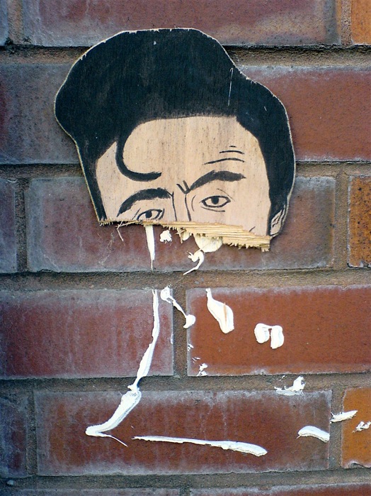 Вот почему вы должны положить кукурузный крахмал на свои ботинки. Попрощайтесь с неприятными запахами