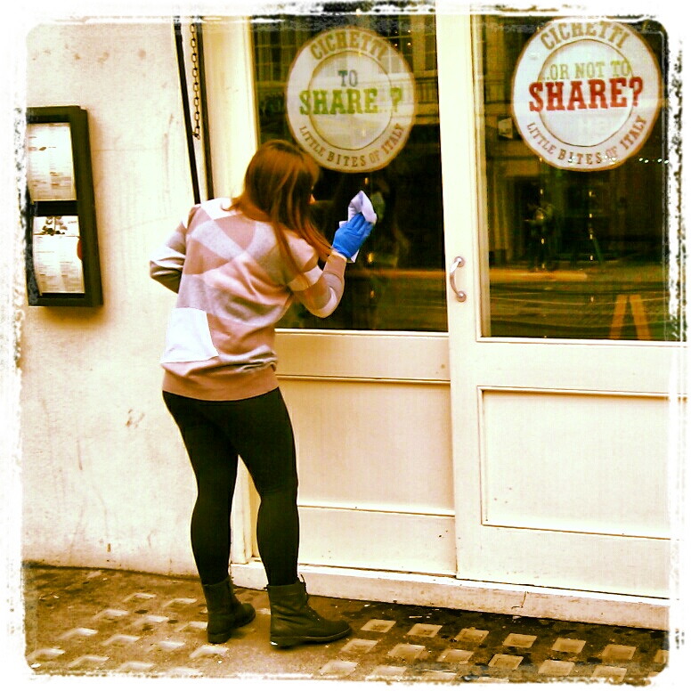 Вот почему вы должны положить кукурузный крахмал на свои ботинки. Попрощайтесь с неприятными запахами