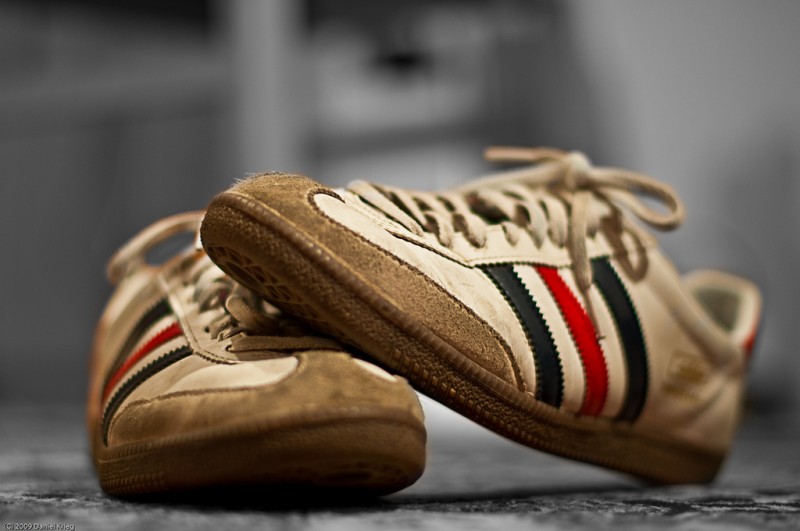 Вот почему вы должны положить кукурузный крахмал на свои ботинки. Попрощайтесь с неприятными запахами