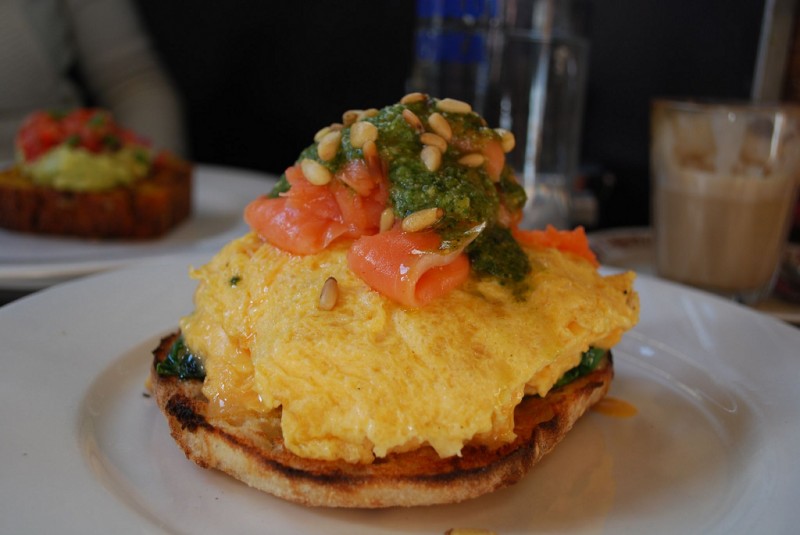 Вот почему вы должны положить кукурузный крахмал на свои ботинки. Попрощайтесь с неприятными запахами