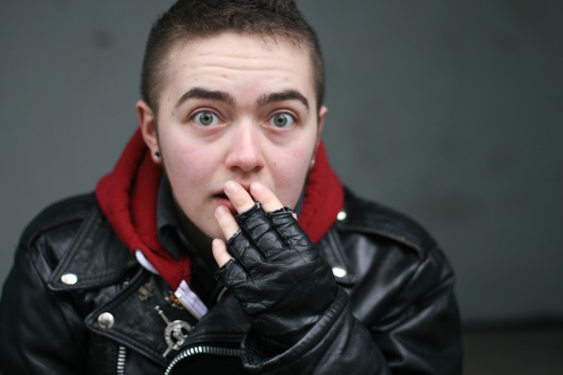 Вот почему вы должны положить кукурузный крахмал на свои ботинки. Попрощайтесь с неприятными запахами